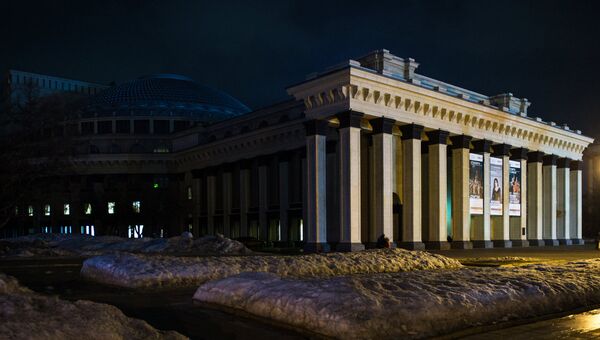 Здание Новосибирского театра оперы и балета (НОВАТ) с подсветкой и во время её отключения в рамках экологической акции Час Земли. 24 марта 2018 Здание Новосибирского театра оперы и балета (НОВАТ) с подсветкой и во время её отключения в рамках экологической акции Час Земли. 24 марта 2018