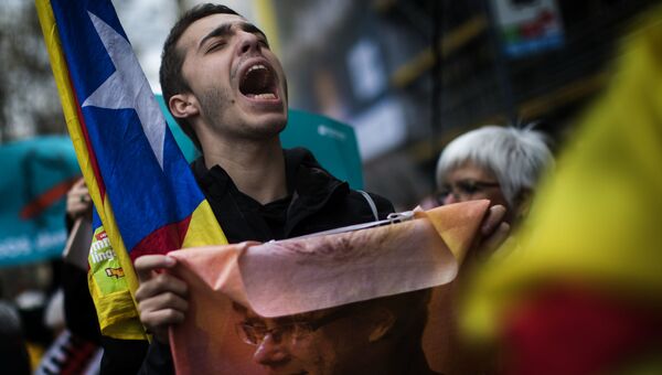 Участник акции протеста в Барселоне против задержания в Германии бывшего председателя правительства Каталонии Карлеса Пучдемона Участник акции протеста в Барселоне против задержания в Германии бывшего председателя правительства Каталонии Карлеса Пучдемона