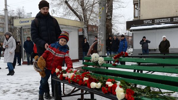 Люди несут цветы, свечи и мягкие игрушки к зданию торгового центра «Зимняя вишня» в Кемерово, где произошел пожар. 26 марта 2018 Люди несут цветы, свечи и мягкие игрушки к зданию торгового центра «Зимняя вишня» в Кемерово, где произошел пожар. 26 марта 2018