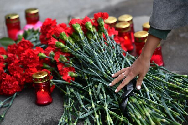 Цветы и свечи в память о погибших в ТЦ Зимняя вишня у здания представительства Кемеровской области в Москве. 26 марта 2018 Цветы и свечи в память о погибших в ТЦ Зимняя вишня у здания представительства Кемеровской области в Москве. 26 марта 2018