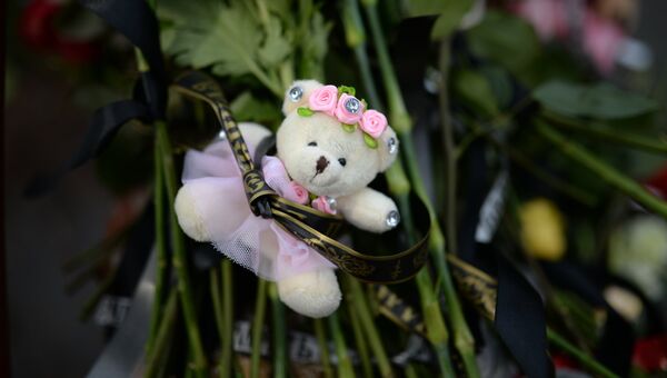 Цветы и мягкие игрушки возле здания торгового центра «Зимняя вишня» в Кемерово, где произошел пожар Цветы и мягкие игрушки возле здания торгового центра «Зимняя вишня» в Кемерово, где произошел пожар