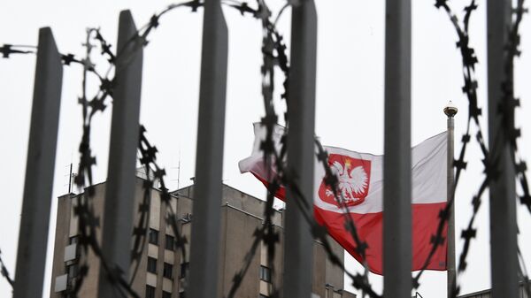 Флаг Польши на территории посольства Польши в Москве Флаг Польши на территории посольства Польши в Москве