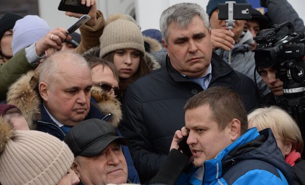 Сергей Цивилев и Владимир Чернов общаются с участниками митинга в память о жертвах пожара в торгово-развлекательном центре Зимняя вишня. 27 марта 2018 Сергей Цивилев и Владимир Чернов общаются с участниками митинга в память о жертвах пожара в торгово-развлекательном центре Зимняя вишня. 27 марта 2018