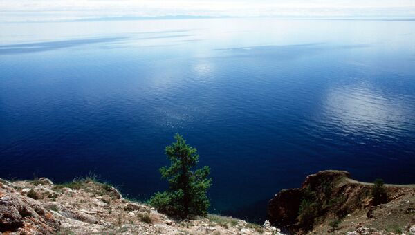 Вид на озеро Байкал. Архивное фото Вид на озеро Байкал. Архивное фото