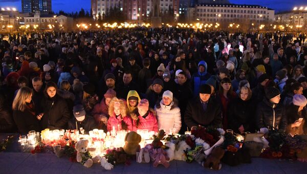 Участники акции на площади Ленина в Чите зажигают свечи в память о погибших при пожаре в торговом центре Зимняя вишня в Кемерово Участники акции на площади Ленина в Чите зажигают свечи в память о погибших при пожаре в торговом центре Зимняя вишня в Кемерово