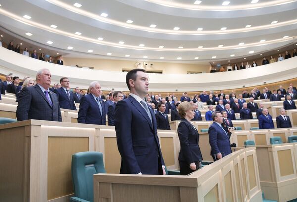 Минута молчания в память о жертвах пожара в ТЦ Зимняя вишня в Кемерово перед началом заседания Совета Федерации РФ Минута молчания в память о жертвах пожара в ТЦ Зимняя вишня в Кемерово перед началом заседания Совета Федерации РФ