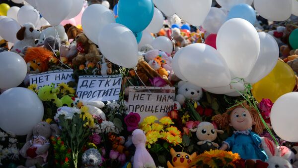 Цветы и воздушные шары в память о жертвах пожара в торгово-развлекательном центре Зимняя вишня в Кемерово. 29 марта 2018 Цветы и воздушные шары в память о жертвах пожара в торгово-развлекательном центре Зимняя вишня в Кемерово. 29 марта 2018