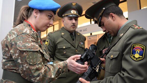 Военнослужащие вооруженных сил Армении осматривают автомат Вал на международной выставке вооружения и оборонных технологий ArmHiTec-2018 в Ереване Военнослужащие вооруженных сил Армении осматривают автомат Вал на международной выставке вооружения и оборонных технологий ArmHiTec-2018 в Ереване