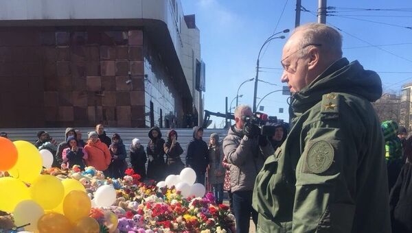 Председатель Следственного комитета России Александр Бастрыкин возложил цветы к народному мемориалу в Кемерово. 31 марта 2018 Председатель Следственного комитета России Александр Бастрыкин возложил цветы к народному мемориалу в Кемерово. 31 марта 2018