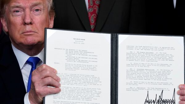 Президент Дональд Трамп после подписания меморандума, устанавливающего тарифы и инвестиционные ограничения для Китая. 22 марта 2018 Президент Дональд Трамп после подписания меморандума, устанавливающего тарифы и инвестиционные ограничения для Китая. 22 марта 2018
