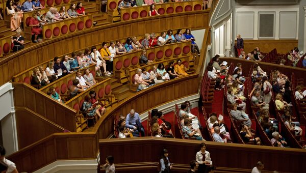 Большой зал театра после реконструкции вмещает 1774 зрителя.
