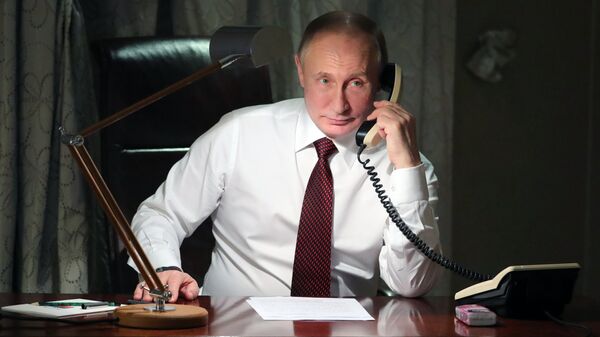 Президент России Владимир Путин во время телефонного разговора с патриархом Константинопольским Варфоломеем из своей резиденции в Анкаре. 3 апреля 2018 Президент России Владимир Путин во время телефонного разговора с патриархом Константинопольским Варфоломеем из своей резиденции в Анкаре. 3 апреля 2018