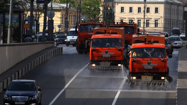 Колонна поливальных машин на Садовом кольце в Москве Колонна поливальных машин на Садовом кольце в Москве