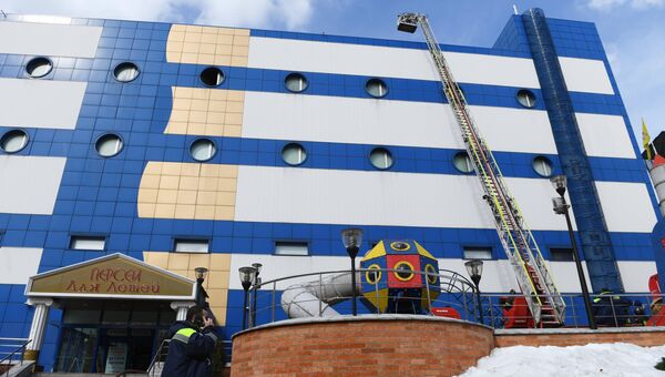 Сотрудник противопожарной службы МЧС РФ на тушении пожара в детском торговом центре Персей в Москве Сотрудник противопожарной службы МЧС РФ на тушении пожара в детском торговом центре Персей в Москве