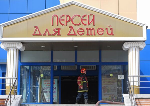 Сотрудник противопожарной службы МЧС РФ у увхода в детский торговый центр Персей в Москве, где произошло возгорание Сотрудник противопожарной службы МЧС РФ у увхода в детский торговый центр Персей в Москве, где произошло возгорание
