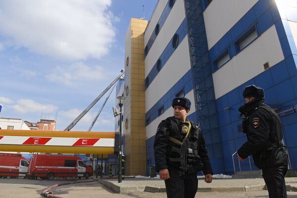 Сотрудники правоохранительных органов у детского торгового центра Персей в Москве, где произошло возгорание Сотрудники правоохранительных органов у детского торгового центра Персей в Москве, где произошло возгорание