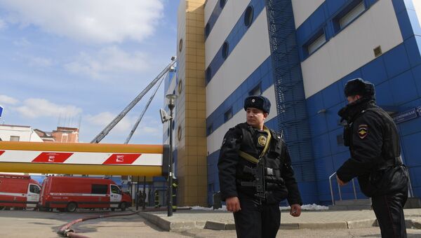 Сотрудники правоохранительных органов у детского торгового центра Персей в Москве, где произошло возгорание Сотрудники правоохранительных органов у детского торгового центра Персей в Москве, где произошло возгорание