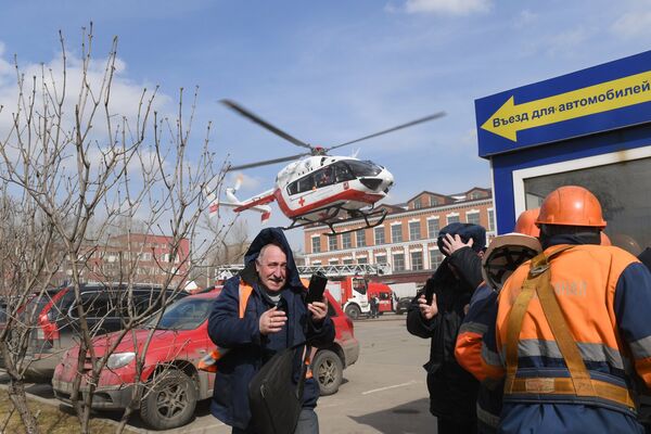 Вертолет Центра экстренной медицинской помощи приземляется у детского торгового центра Персей в Москве, где произошло возгорание Вертолет Центра экстренной медицинской помощи приземляется у детского торгового центра Персей в Москве, где произошло возгорание