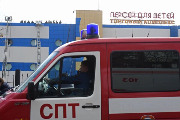 Сотрудники противопожарной службы МЧС РФ на тушении пожара в детском торговом центре Персей в Москве. 4 апреля 2018 Сотрудники противопожарной службы МЧС РФ на тушении пожара в детском торговом центре Персей в Москве. 4 апреля 2018