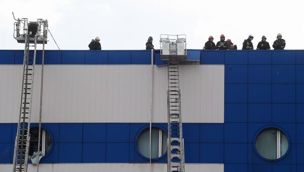 Сотрудники противопожарной службы МЧС РФ на тушении пожара в детском торговом центре Персей в Москве Сотрудники противопожарной службы МЧС РФ на тушении пожара в детском торговом центре Персей в Москве