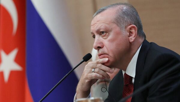 Президент Турции Реджеп Тайип Эрдоган во время совместной пресс-конференции с президентом РФ Владимиром Путиным и президентом Ирана Хасаном Рухани по итогам встречи в Анкаре. 4 апреля 2018 Президент Турции Реджеп Тайип Эрдоган во время совместной пресс-конференции с президентом РФ Владимиром Путиным и президентом Ирана Хасаном Рухани по итогам встречи в Анкаре. 4 апреля 2018