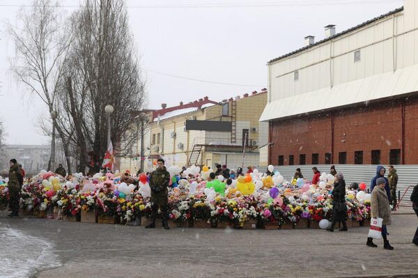 Охранники возле стихийного мемориала из цветов и игрушек в Кемерово. 5 апреля 2018 Охранники возле стихийного мемориала из цветов и игрушек в Кемерово. 5 апреля 2018
