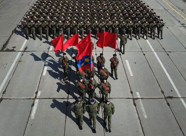 Военнослужащие во время репетиции Парада Победы на военном полигоне Алабино Военнослужащие во время репетиции Парада Победы на военном полигоне Алабино