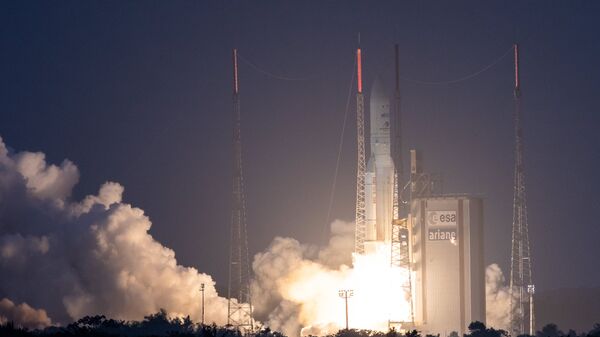 Старт ракеты-носителя Ariane 5 с космодрома Куру во Французской Гвиане. Архивное фото Старт ракеты-носителя Ariane 5 с космодрома Куру во Французской Гвиане. Архивное фото