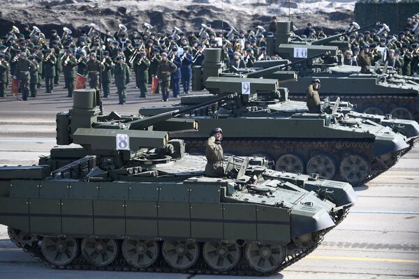 Боевые машины поддержки танков (БМПТ) Терминатор во время репетиции Парада Победы на военном полигоне Алабино в Московской области Боевые машины поддержки танков (БМПТ) Терминатор во время репетиции Парада Победы на военном полигоне Алабино в Московской области