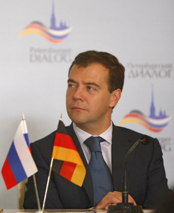 Дмитрий Медведев во время заседания российско-германского форума общественности Петербургский диалог Дмитрий Медведев во время заседания российско-германского форума общественности Петербургский диалог