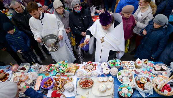 Освящение пасхальных куличей и яиц в Великую субботу в Вознесенском кафедральном соборе в Новосибирске Освящение пасхальных куличей и яиц в Великую субботу в Вознесенском кафедральном соборе в Новосибирске