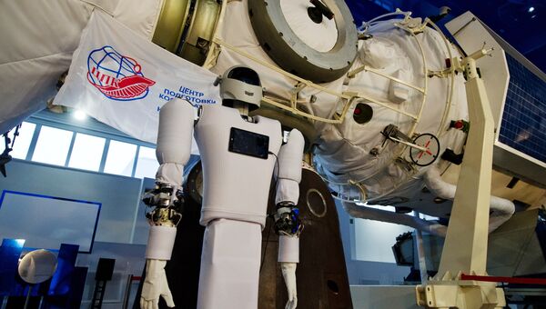 Новая антропоморфная робототехническая система Андронавт во время демонстрации в Центре подготовки космонавтов имени Юрия Гагарина Новая антропоморфная робототехническая система Андронавт во время демонстрации в Центре подготовки космонавтов имени Юрия Гагарина