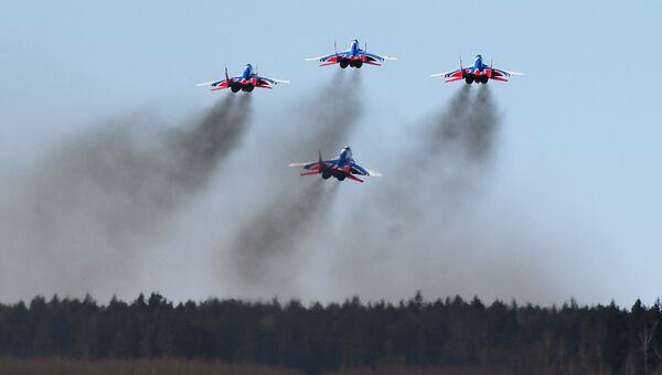 Многоцелевые истребители Су-30СМ пилотажной группы Русские Витязи над аэродромом Кубинка во время репетиции воздушной части парада Победы Многоцелевые истребители Су-30СМ пилотажной группы Русские Витязи над аэродромом Кубинка во время репетиции воздушной части парада Победы