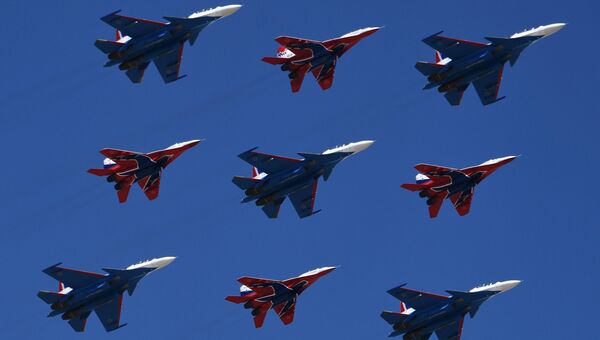 Многоцелевые истребители Су-30СМ пилотажной группы Русские Витязи и МиГ-29 пилотажной группы Стрижи на репетиции парада Победы на военном полигоне Алабино Многоцелевые истребители Су-30СМ пилотажной группы Русские Витязи и МиГ-29 пилотажной группы Стрижи на репетиции парада Победы на военном полигоне Алабино