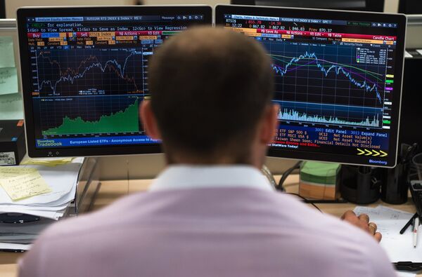 Сотрудник в офисе Московской биржи Сотрудник в офисе Московской биржи
