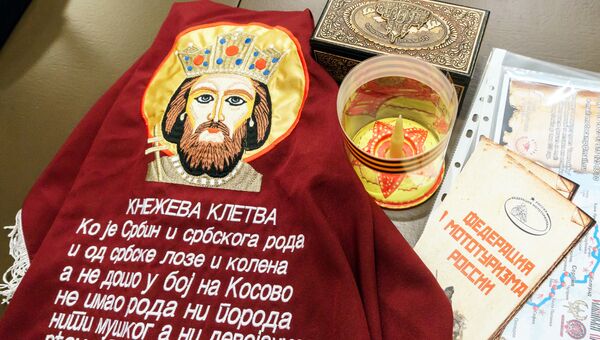 Стяг с ликом святого сербского князя Лазаря и его Косовской клятвой, который байкеры из России провезли через Сербию Стяг с ликом святого сербского князя Лазаря и его Косовской клятвой, который байкеры из России провезли через Сербию