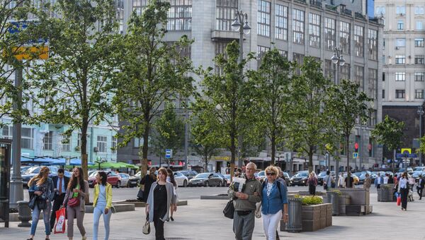 Прохожие на Тверской улице в Москве Прохожие на Тверской улице в Москве