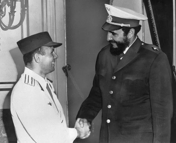 Советский космонавт Юрий Гагарин и кубинский премьер-министр Фидель Кастро во время встречи. 25 июля 1961