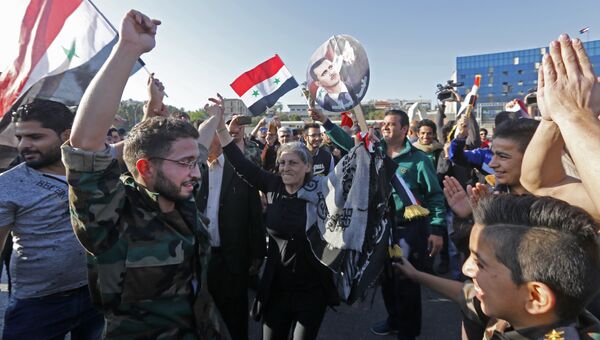 После нападения жители Дамаска вышли на акции в поддержку своего правительства и президента Башара Асада. После нападения жители Дамаска вышли на акции в поддержку своего правительства и президента Башара Асада.