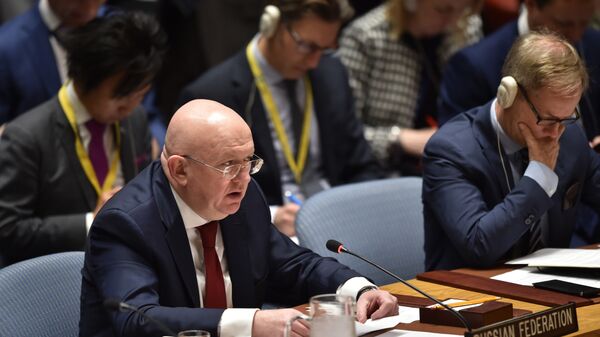 Постпред РФ при ООН Василий Небензя на заседании Совета Безопасности ООН в Нью-Йорке. 14 апреля 2018 Постпред РФ при ООН Василий Небензя на заседании Совета Безопасности ООН в Нью-Йорке. 14 апреля 2018