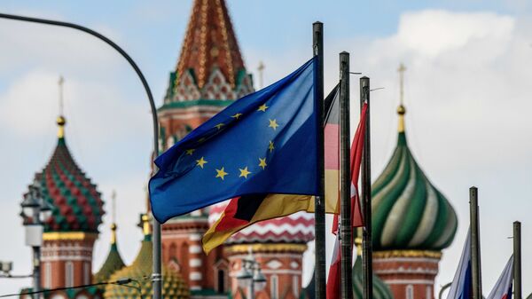 Флаги европейских государств и Евросоюза на фоне храма Василия Блаженного в Москве Флаги европейских государств и Евросоюза на фоне храма Василия Блаженного в Москве