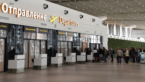 Пассажиры у зоны предполетного досмотра в новом терминале Крымская волна международного аэропорта Симферополь Пассажиры у зоны предполетного досмотра в новом терминале Крымская волна международного аэропорта Симферополь