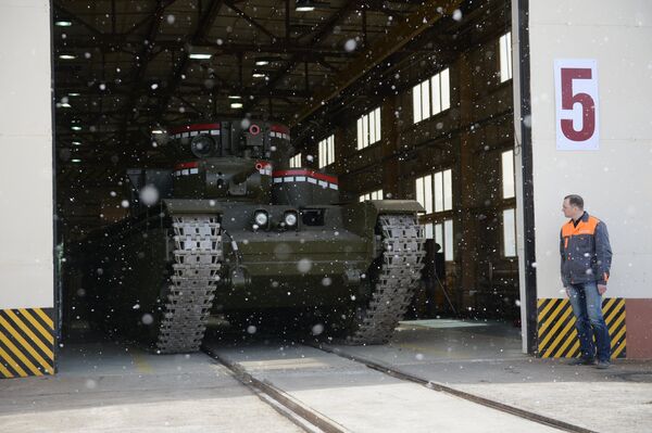 Копия советского многобашенного тяжёлого танка Т-35, воссозданного специалистами участка ремонта и реставрации военной техники АО Уралэлектромедь в Екатеринбурге, выезжает из ангара предприятия Копия советского многобашенного тяжёлого танка Т-35, воссозданного специалистами участка ремонта и реставрации военной техники АО Уралэлектромедь в Екатеринбурге, выезжает из ангара предприятия