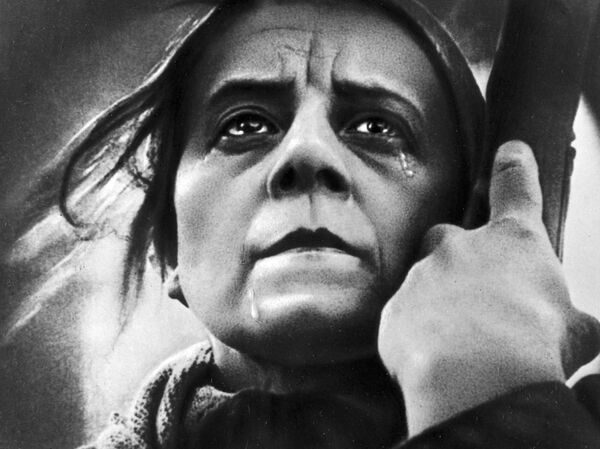 Вера Барановская в роли Ниловны в художественном фильме Мать по роману М. Горького. Режиссер Всеволод Пудовкин Вера Барановская в роли Ниловны в художественном фильме Мать по роману М. Горького. Режиссер Всеволод Пудовкин