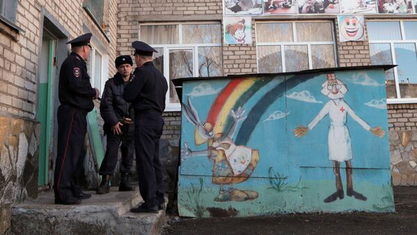 Сотрудники полиции у здания общеобразовательной школы №1 в Стерлитамаке, где ученик коррекционного класса напал с ножом на учительницу и поджег класс информатики. Архивное фото Сотрудники полиции у здания общеобразовательной школы №1 в Стерлитамаке, где ученик коррекционного класса напал с ножом на учительницу и поджег класс информатики. Архивное фото
