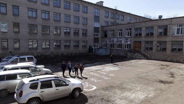 Двор общеобразовательной школы №1 в Стерлитамаке, где ученик коррекционного класса напал с ножом на учительницу и поджег класс информатики. 18 апреля 2018 Двор общеобразовательной школы №1 в Стерлитамаке, где ученик коррекционного класса напал с ножом на учительницу и поджег класс информатики. 18 апреля 2018