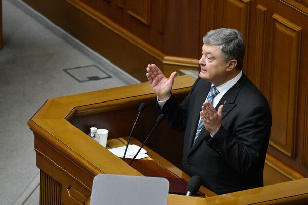 Президент Украины Петр Порошенко выступает на заседании Верховной рады Украины. 19 апреля 2018 Президент Украины Петр Порошенко выступает на заседании Верховной рады Украины. 19 апреля 2018