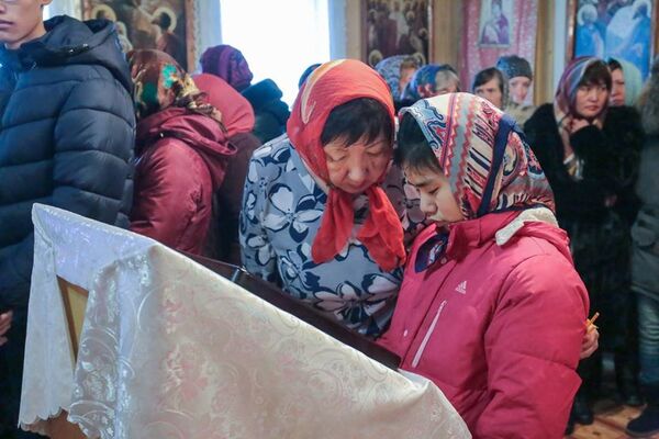 прихожане одного из отдаленных храмов Якутии на богослужении прихожане одного из отдаленных храмов Якутии на богослужении