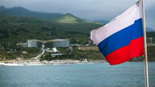 Российский триколор на палубе парусника Херсонес в Крыму