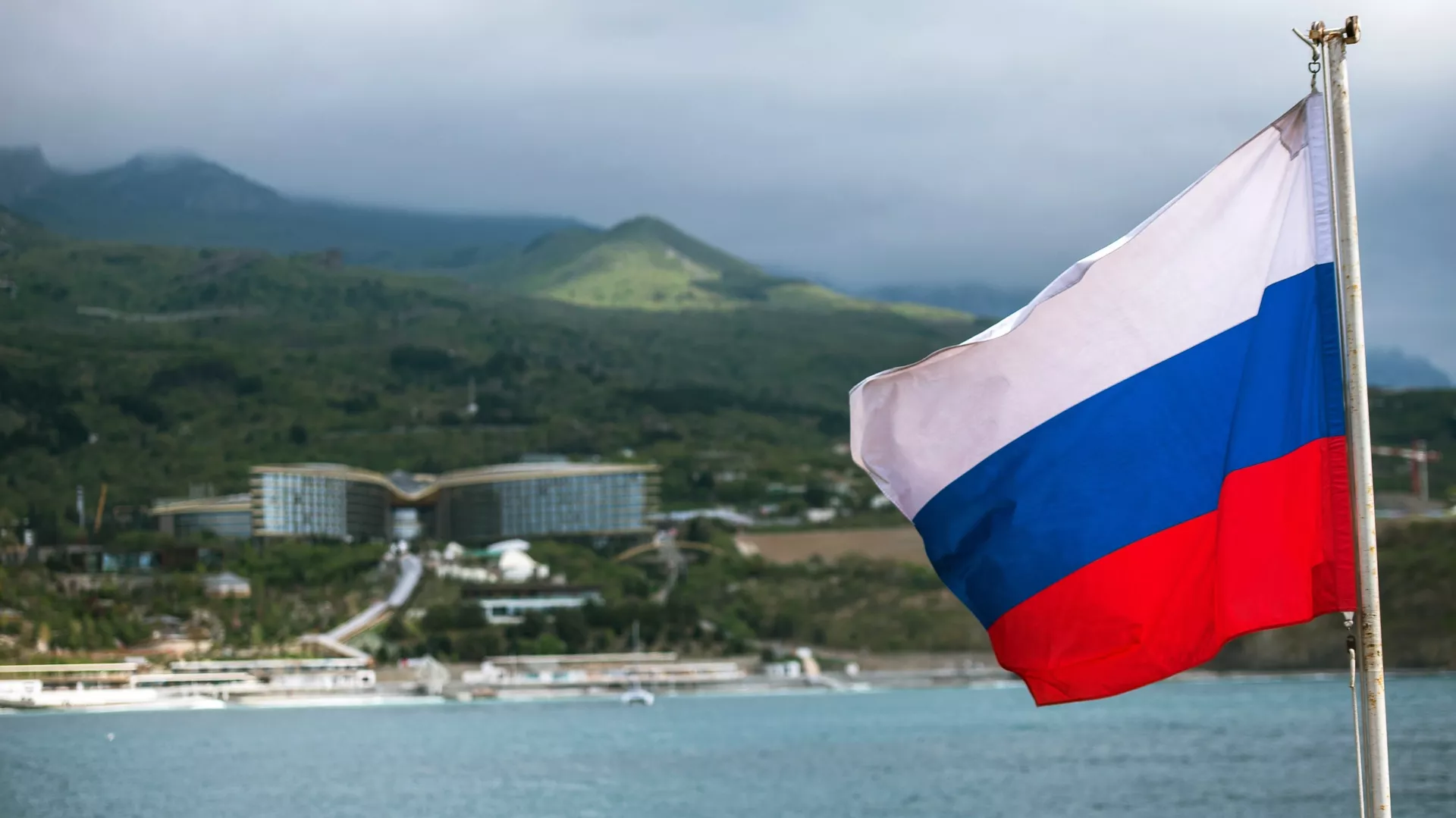Российский триколор на палубе парусника Херсонес в Крыму - РИА Новости, 1920, 06.01.2021